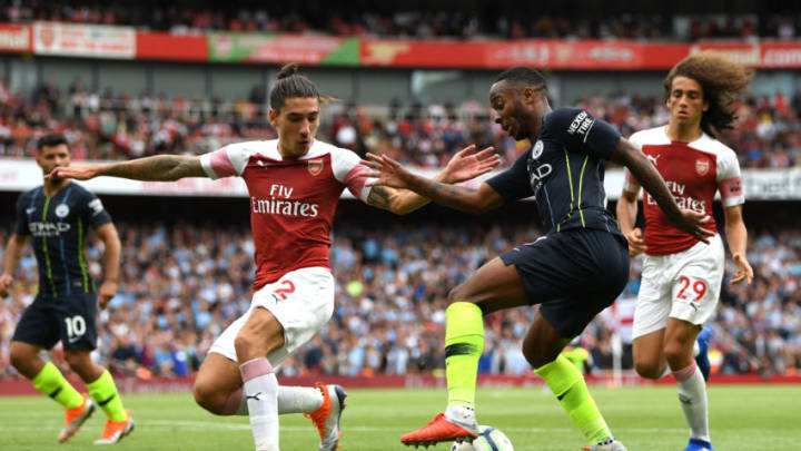 LONDON, ENGLAND - AUGUST 12: Hector Bellerin of Arsenal and Raheem Sterling of Manchester City battle for the ball during the Premier League match between Arsenal FC and Manchester City at Emirates Stadium on August 12, 2018 in London, United Kingdom. (Photo by Shaun Botterill/Getty Images)