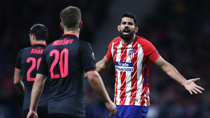 MADRID, SPAIN - MAY 03: Diego Costa of Atletico Madrid argues with Shkodran Mustafi of Arsenal during the UEFA Europa League Semi Final second leg match between Atletico Madrid and Arsenal FC at Estadio Wanda Metropolitano on May 3, 2018 in Madrid, Spain. (Photo by Lars Baron/Getty Images)