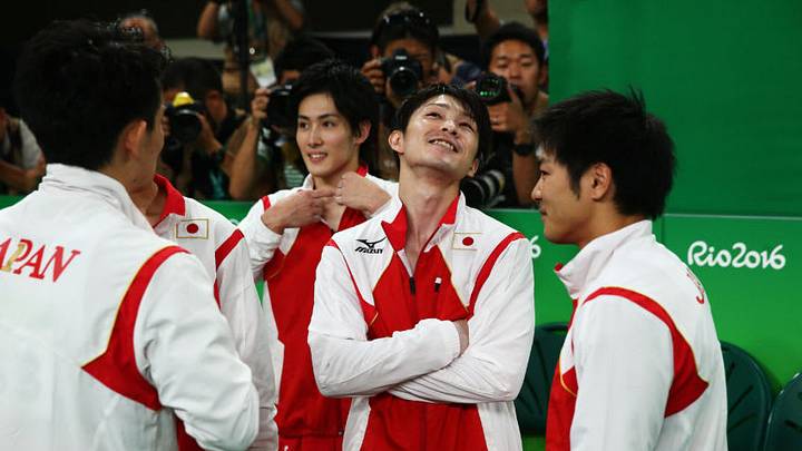 RIO DE JANEIRO, BRAZIL - AUGUST 08: Kohei Uchimura (2nd R of Japan looks relaxed with his team mates and team staffs after competing on the floor during the men's team final on Day 3 of the Rio 2016 Olympic Games at the Rio Olympic Arena on August 8, 2016 in Rio de Janeiro, Brazil. (Photo by Alex Livesey/Getty Images) RIO DE JANEIRO, BRAZIL - AUGUST 08: Kohei Uchimura (2nd R of Japan looks relaxed with his team mates and team staffs after competing on the floor during the men's team final on Day 3 of the Rio 2016 Olympic Games at the Rio Olympic Arena on August 8, 2016 in Rio de Janeiro, Brazil. (Photo by Alex Livesey/Getty Images)