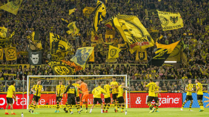 DORTMUND, GERMANY - SEPTEMBER 23: The team of Borussia Dortmund celebrates the win after the final whistle together with the fans during the Bundesliga match between Borussia Dortmund and SC Freiburg at Signal Iduna Park on September 23, 2016 in Dortmund, Germany. (Photo by Alexandre Simoes/Borussia Dortmund/Getty Images)