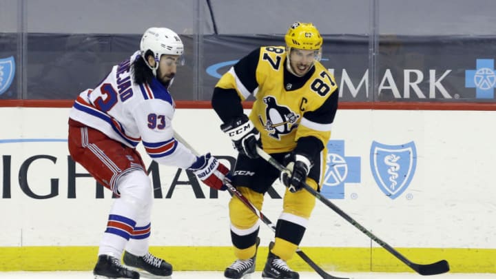 New York Rangers center Mika Zibanejad (93) and Pittsburgh Penguins center Sidney Crosby (87) fight for the puck. Credit: Charles LeClaire-USA TODAY Sports
