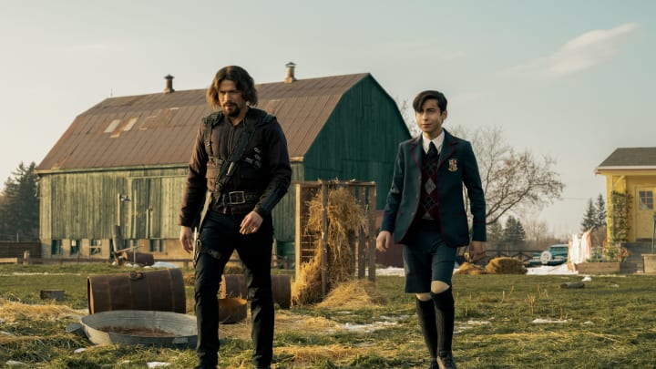 THE UMBRELLA ACADEMY (L to R) DAVID CASTA„EDA as DIEGO HARGREEVES and AIDAN GALLAGHER as NUMBER FIVE in episode 210 of THE UMBRELLA ACADEMY Cr. CHRISTOS KALOHORIDIS/NETFLIX © 2020