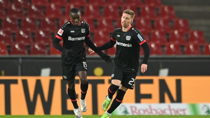 Moussa Diaby nimmt nach seinem tollen Tor gegen Köln die Gratulation von Mitchell Weiser entgegen