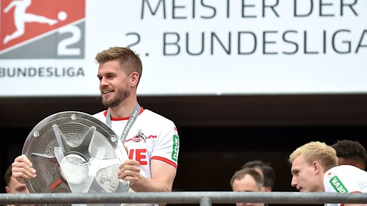 Dank seiner Tore konnte der Effzeh aufsteigen: Simon Terodde mit der Meisterschale der 2. Liga