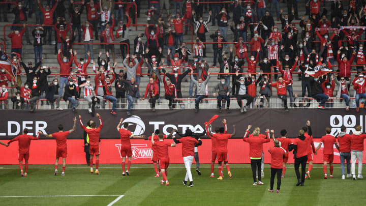 Die Spieler von Union Berlin feiern mit ihren Fans.