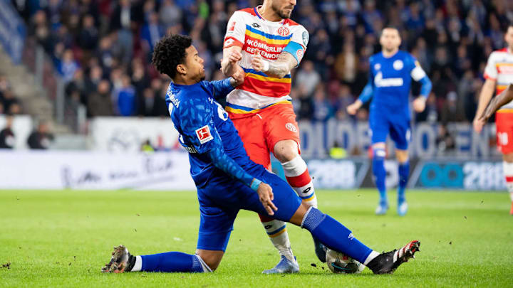 Einfach mal wieder grätschen - Weston McKennie