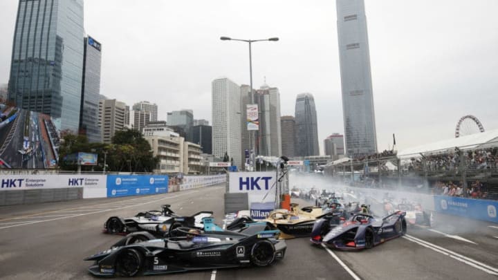 HONG KONG, HONG KONG - MARCH 10: Oliver Rowland (GBR), Nissan e.Dams, Nissan IMO1, passes Stoffel Vandoorne (BEL), HWA Racelab, VFE-05, at the start of the race on March 10, 2019 in Hong Kong, Hong Kong. (Photo by FIA ABB Formula E/Handout/Getty Images)