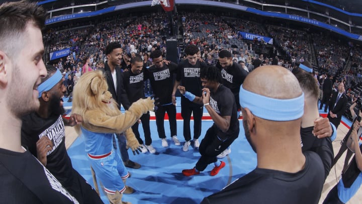 SACRAMENTO, CA – FEBRUARY 5: De’Aaron Fox #5 of the Sacramento Kings dances in the middle of a huddle prior to the game against the Chicago Bulls on February 5, 2018 at Golden 1 Center in Sacramento, California. NOTE TO USER: User expressly acknowledges and agrees that, by downloading and or using this photograph, User is consenting to the terms and conditions of the Getty Images Agreement. Mandatory Copyright Notice: Copyright 2018 NBAE (Photo by Rocky Widner/NBAE via Getty Images)