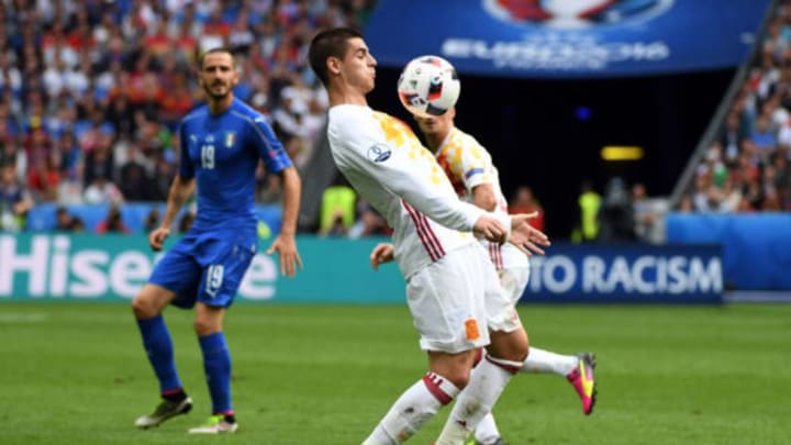 PARIS, FRANCE – JUNE 27: Álvaro Morata of Spain controls the ball during the UEFA EURO 2016 round of 16 match between Italy and Spain at Stade de France on June 27, 2016 in Paris, France. (Photo by Stanley Chou/Getty Images)