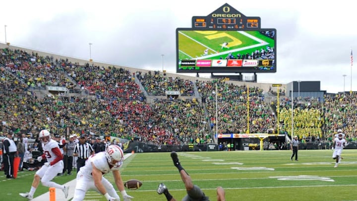 EUGENE, OR - NOVEMBER 12: Linebacker Joey Alfieri