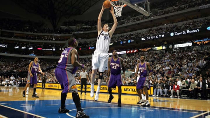 DALLAS – NOVEMBER 16: Shawn Bradley #44 of the Dallas Mavericks slams the ball against the Phoenix Suns on November 16, 2004 at the American Airlines Center in Dallas, Texas. (Photo by Ronald Martinez/Getty Images)