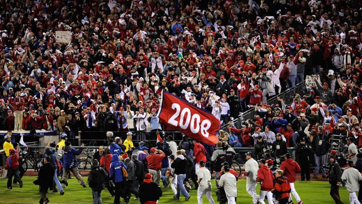 PHILADELPHIA – OCTOBER 29: Ryan Howard No. 6 of the Philadelphia Phillies runs with a “2008” championship flag as fans celebrate after the Phillies won 4-3 against the Tampa Bay Rays during the continuation of game five of the 2008 MLB World Series on October 29, 2008 at Citizens Bank Park in Philadelphia, Pennsylvania. (Photo by Jeff Zelevansky/Getty Images)