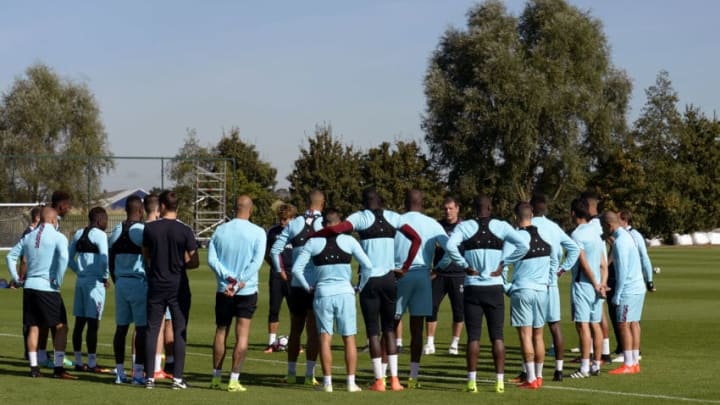 ROMFORD, ENGLAND - SEPTEMBER 23: Slaven Bilic of West Ham United speaks with his squad prior to training at Rush Green on September 23, 2016 in Romford, England. (Photo by Avril Husband/West Ham United via Getty Images)