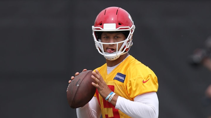 KANSAS CITY, MO - JUNE 12: Kansas City Chiefs quarterback Patrick Mahomes (15) drops back to pass during Chiefs Minicamp on June 12, 2018 at the Kansas City Chiefs Training Facility in Kansas City, MO. (Photo by Scott Winters/Icon Sportswire via Getty Images)