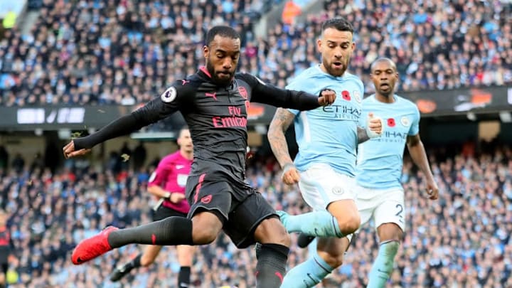 MANCHESTER, ENGLAND - NOVEMBER 05: Alexandre Lacazette of Arsenal scores a goal to make the score 2-1 during the Premier League match between Manchester City and Arsenal at Etihad Stadium on November 5, 2017 in Manchester, England. (Photo by Matthew Ashton - AMA/Getty Images)