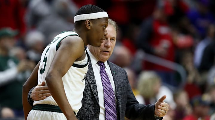 DES MOINES, IOWA – MARCH 21: Head coach Tom Izzo speaks with Cassius Winston #5 of the Michigan State Spartans during their game in the First Round of the NCAA Basketball Tournament against the Bradley Braves at Wells Fargo Arena on March 21, 2019 in Des Moines, Iowa. (Photo by Jamie Squire/Getty Images)