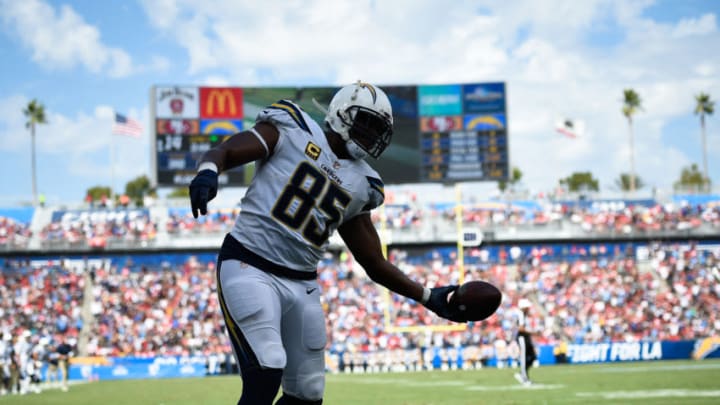 CARSON, CA - SEPTEMBER 30: Tight end Antonio Gates #85 of the Los Angeles Chargers scores a touchdown at StubHub Center on September 30, 2018 in Carson, California. (Photo by Kevork Djansezian/Getty Images)