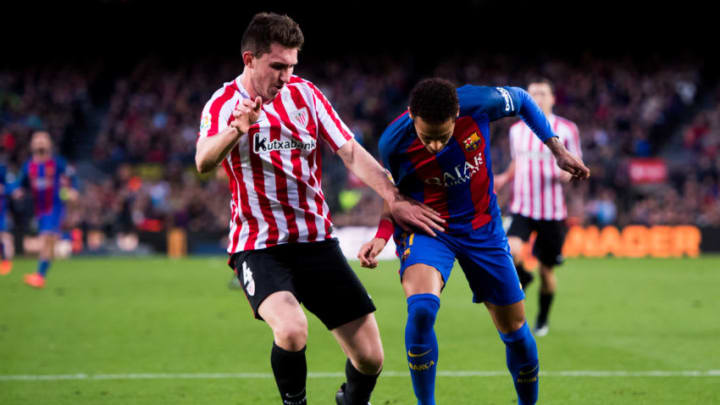 BARCELONA, SPAIN - FEBRUARY 04: Neymar Santos Jr (R) of FC Barcelona fights for the ball with Aymeric Laporte (L) of Athletic Club during the La Liga match between FC Barcelona and Athletic Club at Camp Nou stadium on February 4, 2017 in Barcelona, Spain. (Photo by Alex Caparros/Getty Images)