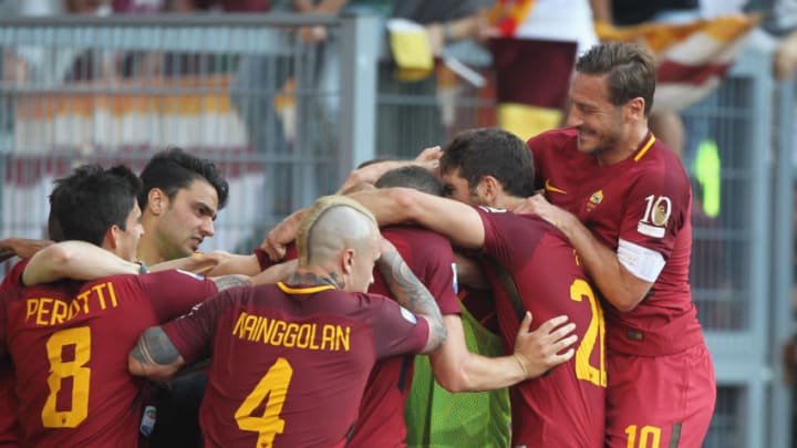 ROME, ITALY - MAY 28: Daniel De Rossi with his teammates of AS Roma celebrates after scoring the team's second goal during the Serie A match between AS Roma and Genoa CFC at Stadio Olimpico on May 28, 2017 in Rome, Italy. (Photo by Paolo Bruno/Getty Images)