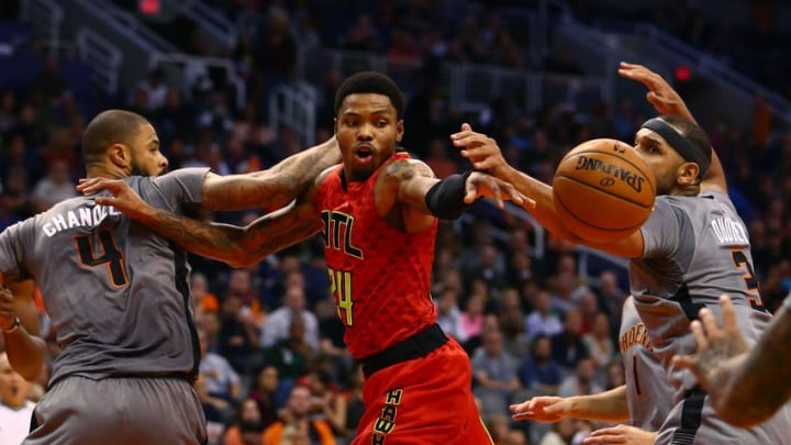 Nov 30, 2016; Phoenix, AZ, USA; Atlanta Hawks forward Kent Bazemore (center) passes the ball against Phoenix Suns center Tyson Chandler (left) and Jared Dudley in the second quarter at Talking Stick Resort Arena. Mandatory Credit: Mark J. Rebilas-USA TODAY Sports