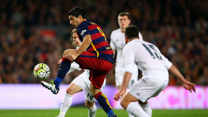 BARCELONA, SPAIN - APRIL 02: Luis Suarez of FC Barcelona controls the ball during the La Liga match between FC Barcelona and Real Madrid CF at Camp Nou on April 2, 2016 in Barcelona, Spain. (Photo by Paul Gilham/Getty Images)