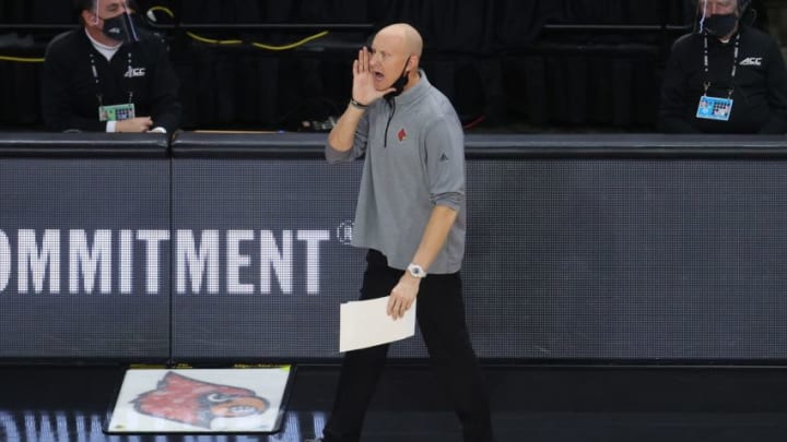 Chris Mack the head coach of the Louisville Cardinals gives instructions to his team against the Georgia Tech Yellow Jackets at KFC YUM! Center on February 01, 2021 in Louisville, Kentucky. (Photo by Andy Lyons/Getty Images)