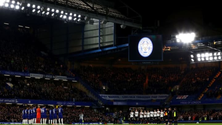 LONDON, ENGLAND - OCTOBER 31: Players, officials and fans take part in a minutes of applause for the Leicester City helicopter disaster victims and former Chelsea player Ken Shellito prior to the Carabao Cup Fourth Round match between Chelsea and Derby County at Stamford Bridge on October 31, 2018 in London, England. (Photo by Clive Rose/Getty Images)