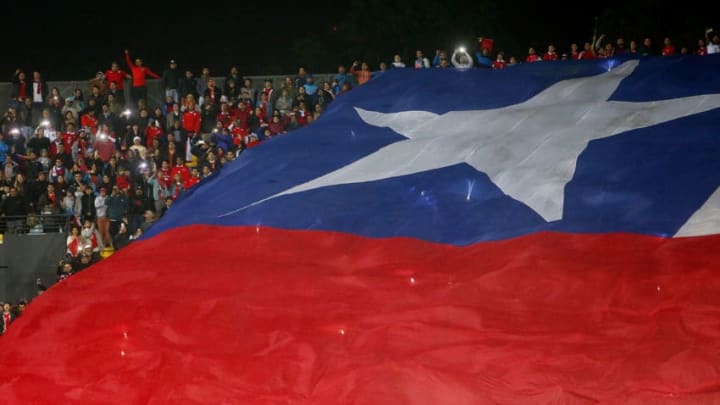 VINA DEL MAR, CHILE - MAY 27: Fans of Chile cheer for their team during an international friendly match between Chile and Jamaica at Sausalito Stadium on May 27 2016 in Viña del Mar, Chile. (Photo by Esteban Garay/LatinContent/Getty Images).