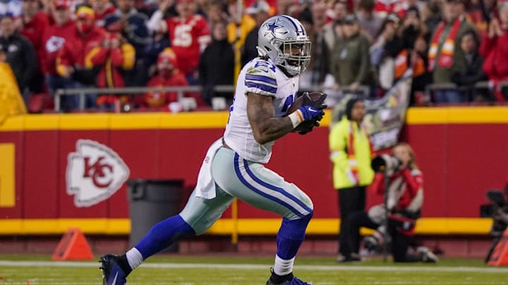 Nov 21, 2021; Kansas City, Missouri, USA; Dallas Cowboys running back Ezekiel Elliott (21) runs the ball against the Kansas City Chiefs during the first half at GEHA Field at Arrowhead Stadium. Mandatory Credit: Denny Medley-USA TODAY Sports Nov 21, 2021; Kansas City, Missouri, USA; Dallas Cowboys running back Ezekiel Elliott (21) runs the ball against the Kansas City Chiefs during the first half at GEHA Field at Arrowhead Stadium. Mandatory Credit: Denny Medley-USA TODAY Sports