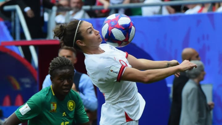 VALENCIENNES, FRANCE - JUNE 23: (R) Jodie Taylor of England competes for the ball with (L)Ysis Sonkeng of Cameroon during the 2019 FIFA Women's World Cup France Round of 16 match between England and Cameroon at Stade du Hainaut on June 23, 2019 in Valenciennes, France. (Photo by Pier Marco Tacca/Getty Images)