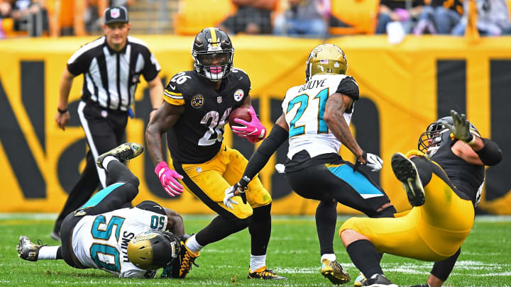 PITTSBURGH, PA – OCTOBER 08: Le’Veon Bell #26 of the Pittsburgh Steelers rushes against Telvin Smith #50 of the Jacksonville Jaguars and A.J. Bouye #21 in the second half during the game at Heinz Field on October 8, 2017 in Pittsburgh, Pennsylvania. (Photo by Joe Sargent/Getty Images)