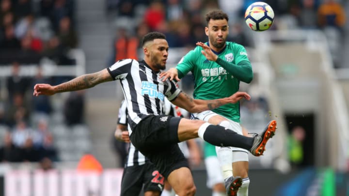 NEWCASTLE UPON TYNE, ENGLAND - APRIL 28: Jamaal Lascelles of Newcastle United and Hal Robson-Kanu of West Bromwich Albion battle for the ball during the Premier League match between Newcastle United and West Bromwich Albion at St. James Park on April 28, 2018 in Newcastle upon Tyne, England. (Photo by Alex Livesey/Getty Images)