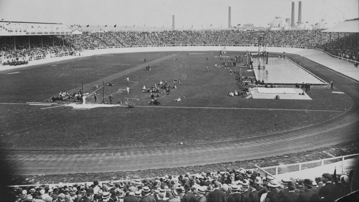 1908'de Londra'da düzenlenen olimpiyatlarda White City Stadyumu'nun görüntüsü. 1908'de Londra'da düzenlenen olimpiyatlarda White City Stadyumu'nun görüntüsü.