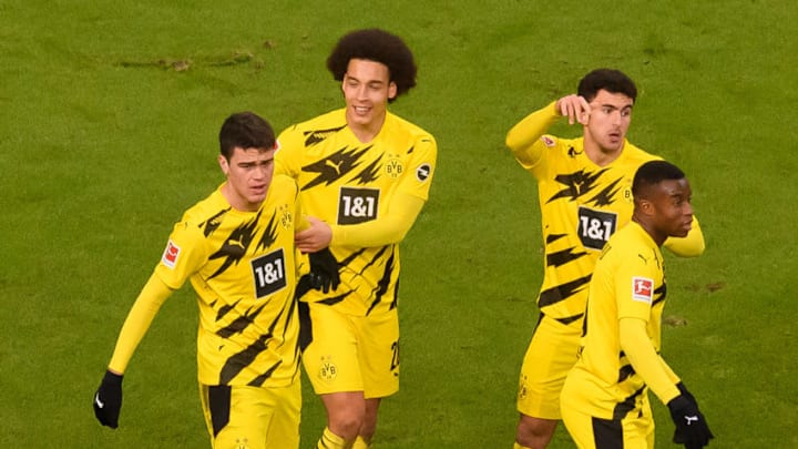 Borussia Dortmund celebrate their equaliser against Eintracht Frankfurt (Photo by Mario Hommes/DeFodi Images via Getty Images)