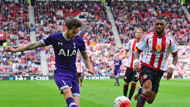 SUNDERLAND, ENGLAND - SEPTEMBER 13 : Ryan Mason of Tottenham Hotspur takes on Yann M'vila of Sunderland during the Barclays Premier League match between Sunderland AFC and Tottenham Hotspur FC at the Stadium of Light on September 13, 2015 in Sunderland, United Kingdom. (Photo by Mark Runnacles/Getty Images)