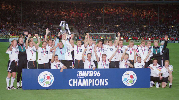 Alemania celebrando el trofeo en el césped de Wembley