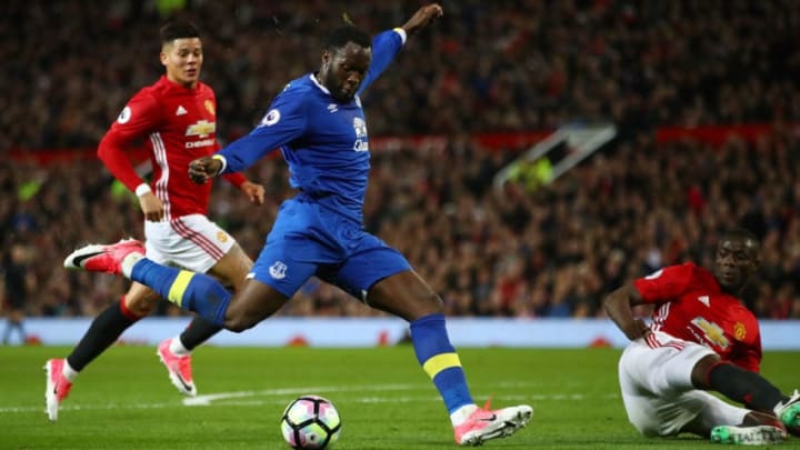 MANCHESTER, ENGLAND - APRIL 04: Romelu Lukaku of Everton shoots during the Premier League match between Manchester United and Everton at Old Trafford on April 4, 2017 in Manchester, England. (Photo by Clive Brunskill/Getty Images)