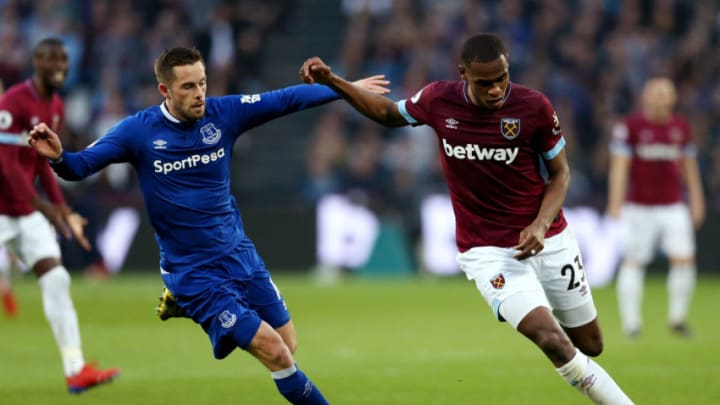 LONDON, ENGLAND - MARCH 30: Issa Diop of West Ham United battles for possession with Gylfi Sigurdsson of Everton during the Premier League match between West Ham United and Everton FC at London Stadium on March 30, 2019 in London, United Kingdom. (Photo by Paul Harding/Getty Images)