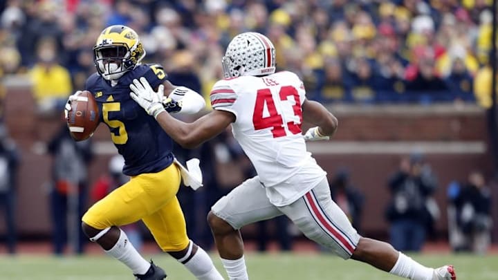 Nov 28, 2015; Ann Arbor, MI, USA; Michigan Wolverines safety Jabrill Peppers (5) runs the ball Ohio State Buckeyes linebacker Darron Lee (43) moves to defend in the first quarter at Michigan Stadium. Mandatory Credit: Rick Osentoski-USA TODAY Sports