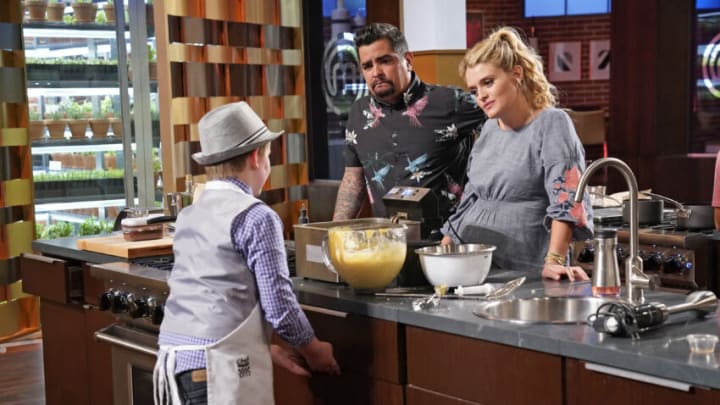 MASTERCHEF JUNIOR: L-R: Contestant Maclain with Aarón Sánchez and Daphne Oz in the “Junior Edition: Donut Holes & Hold Your Nose” episode of MASTERCHEF JUNIOR airing Thursday, April 7 (9:01-10:00 PM ET/PT) on FOX. © 2021 FOX MEDIA LLC. CR: FOX.
