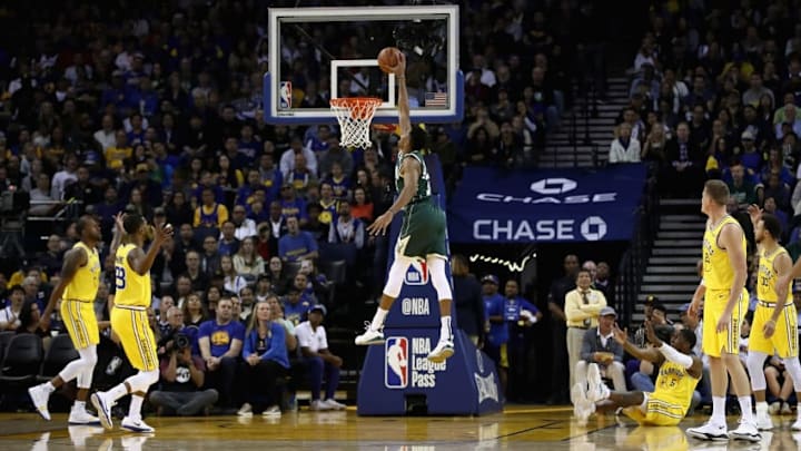 OAKLAND, CA - NOVEMBER 08: Giannis Antetokounmpo #34 of the Milwaukee Bucks dunks the ball against the Golden State Warriors at ORACLE Arena on November 8, 2018 in Oakland, California. NOTE TO USER: User expressly acknowledges and agrees that, by downloading and or using this photograph, User is consenting to the terms and conditions of the Getty Images License Agreement. (Photo by Ezra Shaw/Getty Images)