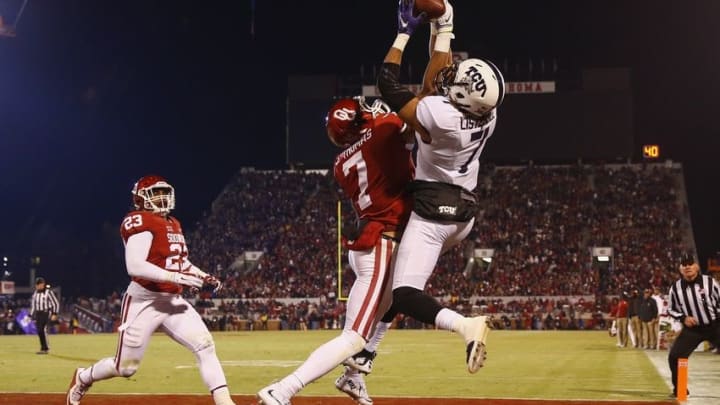 Nov 21, 2015; Norman, OK, USA; Oklahoma Sooners cornerback Jordan Thomas (7) breaks up a pass intended for TCU Horned Frogs wide receiver Kolby Listenbee (7)during the second half at Gaylord Family - Oklahoma Memorial Stadium. Mandatory Credit: Kevin Jairaj-USA TODAY Sports