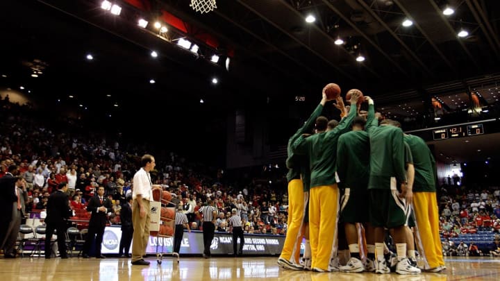 DAYTON, OH – MARCH 22: The Siena Saints huddle before their game against the Louisville Cardinals during the second round of the NCAA Division I Men’s Basketball Tournament at the University of Dayton Arena on March 22, 2009 in Dayton, Ohio. (Photo by Andy Lyons/Getty Images)