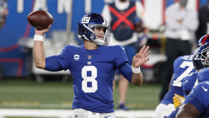 EAST RUTHERFORD, NEW JERSEY - SEPTEMBER 14: (NEW YORK DAILIES OUT) Daniel Jones #8 of the New York Giants in action against the Pittsburgh Steelers at MetLife Stadium on September 14, 2020 in East Rutherford, New Jersey. The Steelers defeated the Giants 26-16. (Photo by Jim McIsaac/Getty Images)