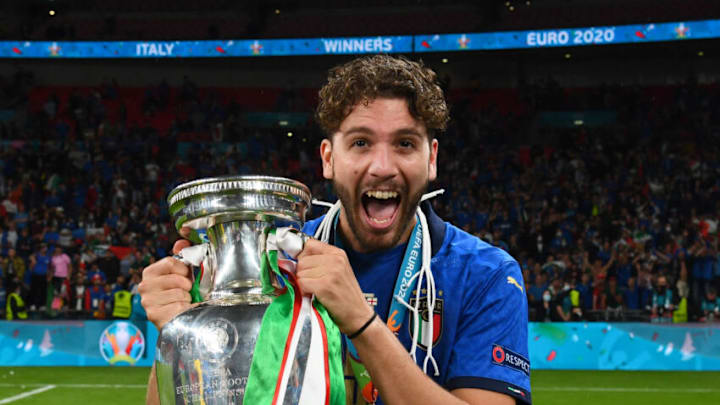 LONDON, ENGLAND - JULY 11: Manuel Locatelli of Italy celebrates with The Henri Delaunay Trophy following his team's victory in the UEFA Euro 2020 Championship Final between Italy and England at Wembley Stadium on July 11, 2021 in London, England. (Photo by Claudio Villa/Getty Images)