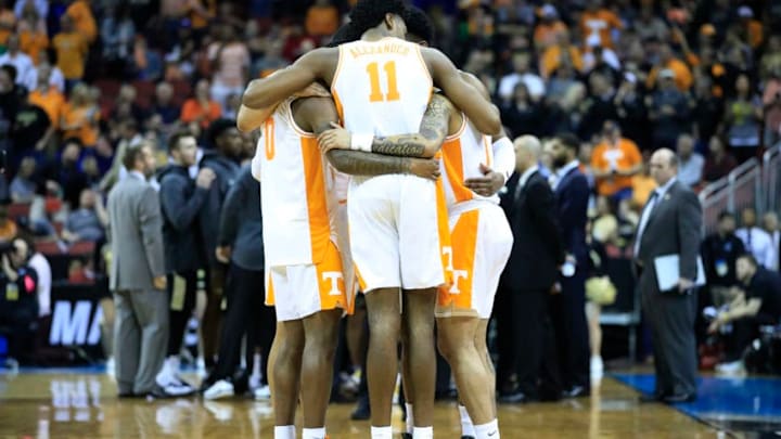 LOUISVILLE, KENTUCKY - MARCH 28: The Tennessee Volunteers huddle prior to the game against the Purdue Boilermakers during the 2019 NCAA Men's Basketball Tournament South Regional at the KFC YUM! Center on March 28, 2019 in Louisville, Kentucky. (Photo by Andy Lyons/Getty Images)