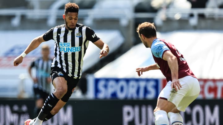 Newcastle United's Brazilian striker Joelinton (L) fights for the ball with West Ham United's English defender Craig Dawson. (Photo by DAVE ROGERS/POOL/AFP via Getty Images)