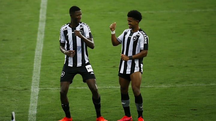 Botafogo aposta nos garotos durante período de reconstrução Botafogo aposta nos garotos durante período de reconstrução