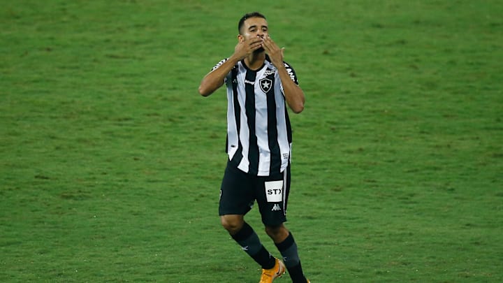 Jogador estava no Botafogo desde os 14 anos, embora tenha estreado somente na temporada passada. O volante foi contratado pelo Vancouver Whitecaps. Jogador estava no Botafogo desde os 14 anos, embora tenha estreado somente na temporada passada. O volante foi contratado pelo Vancouver Whitecaps.