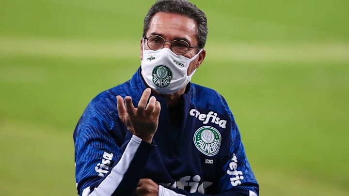 O futebol do Palmeiras não convence e batata de Luxa começa a queimar.